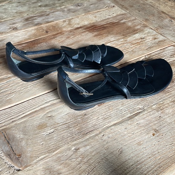 Loeffler Randall black leather sandals with leather ruffle detail. Size 7.5 - Picture 5 of 7